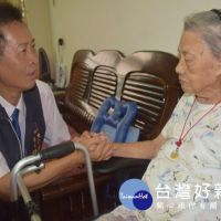 大甲區長拜訪103歲人瑞　快樂是阿嬤養生的秘方