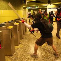 林鄭：香港地鐵遭暴徒「瘋狂式破壞」