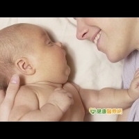 寶寶出現腸絞痛　餵母乳多按摩可紓緩