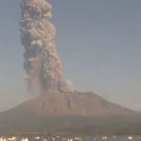 日本櫻島火山大噴發 煙霧竄升2800公尺高空