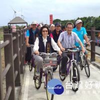 大安堤頂自行車道啟用　體驗吹海風賞海景