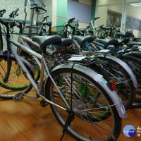 「希望小舖」環保公益市集　嘉市捐贈腳踏車和課桌椅供義賣