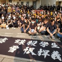 反送中示威學生中槍 大批青年靜坐抗議