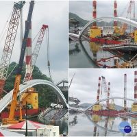 南方澳斷橋第9天啟動拆除　300噸橋拱切割吊離