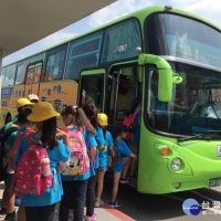 學童體驗搭公車　道安教育從小扎根