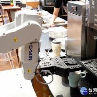 中正大學推AI無人餐廳　帶位、點餐、沖咖啡由機器人搞定