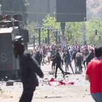 智利群眾示威失控 總統召集反對黨會商