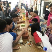 港東國小訪社區關懷據點　學生陪伴長者玩桌遊