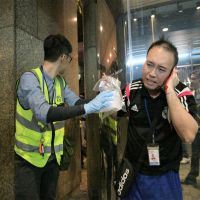 香港週日晚抗爭 一男咬掉議員耳朵 嚇壞眾人