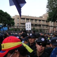 退休警抗議國賠案  政院前爆發推擠