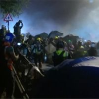 夜線／香港大學烽火連天 警方發射藍色水柱造成多名示威者受傷