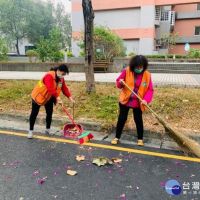 提升社區環境品質　嘉市經國新城志工小隊集結清掃街道