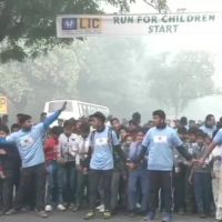 人體空氣清淨機  新德里上千孩童霧霾中賽跑