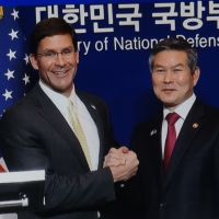 韓與美日國防長會晤 延遲美韓聯合空中演習