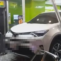 桃2自小客車相撞  1車衝入便利商店