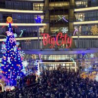新竹巨城耶誕燈海點燈 週年慶挑戰民眾荷包
