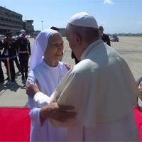 教宗出訪亞洲首站泰國 修女表妹迎接