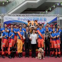 中市消防局首度發表形象月曆   帥哥美女還有搜救犬