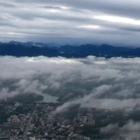嘉義市區湧現低空雲！雲海、城市、高山湖水同框