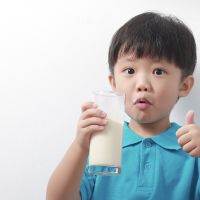 別只喝一杯鮮奶，營養師報你知小孩喝足兩杯鮮奶的健康好處！