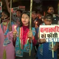 頻傳女性遭性侵焚燒慘死 印度爆街頭示威