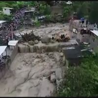 暴雨引發土石流！沖毀秘魯小鎮民宅橋樑