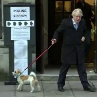 英國國會大選登場 首相強森攜愛犬投票