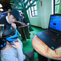主持人博恩開直播體驗「中華白海豚」VR動畫影片！《台灣特有種》3D VR體驗展宜蘭展出