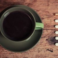 感冒藥配咖啡好更快？ 交互作用恐引發心悸、失眠