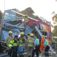 香港公車撞樹 至少5死33傷