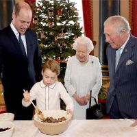 英國王室PO照 女王和孫子一起做耶誕布丁