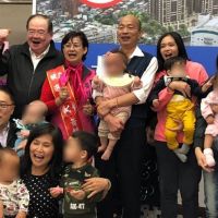 韓國瑜抱女嬰合照惹議　王淺秋：單純是喜歡孩子