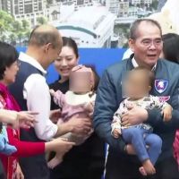 韓辦記者會公布畫面　女嬰由媽媽自己抱給韓國瑜
