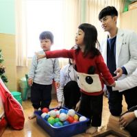 志工扮起耶誕老人 讓醫院變身遊樂園充滿孩童歡笑