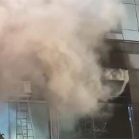 住商大樓囤500顆鋰電池 失火閃燃釀10消防員受傷