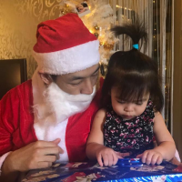 藍鈞天聖誕節扮「聖誕老人」卻被女兒一眼拆穿 　最想要《阿拉丁》茉莉公主裝