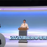 總統辯論／韓國瑜扯總統長相「五短五長」 蔡英文：我不會跪著走路