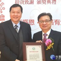 王正坤醫師捐款台北醫學大學100萬元　獲教育部頒發獎牌