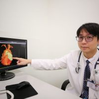 胸冒8公分大胸腺瘤 捨香港傳統手術男子跨海來台摘瘤