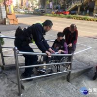身障婦推輪椅外出迷路　巡邏警伸援手
