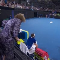網球／「希臘新希望」摔拍誤砸老爸 場邊慘遭老媽怒罵