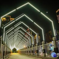 「一軸四橋」點亮台灣大道　台中惠中陸橋LED燈成打卡熱點