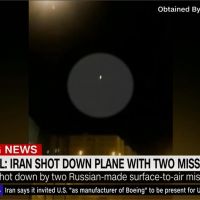 遭彈襲？美媒曝光烏克蘭航客機 疑被擊落影片