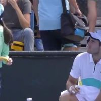 網球選手要球僮幫剝香蕉　遭裁判制止