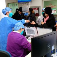 武漢肺炎疫情緊張 北京市民搶打疫苗、買口罩