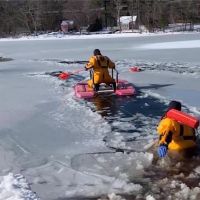 主人為救狗墜結冰湖泊 消防隊驚險救援平安無事