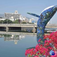 廢棄塑料變藝術品　高雄「愛河．愛之鯨」裝置藝術亮相