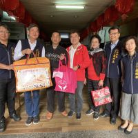 中市議員李中號召企業送暖 獨居長輩及身障者獲贈年菜