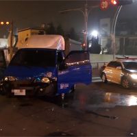 苗栗警追捕違規車輛 被小貨車攔腰撞2傷