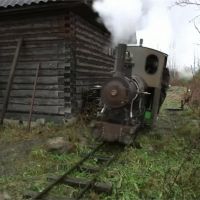 在家後院打造蒸氣火車、鐵道！俄羅斯火車迷花8年圓夢
